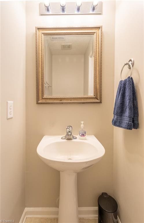 bathroom featuring sink