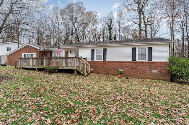 view of front of property featuring a wooden deck and a front lawn