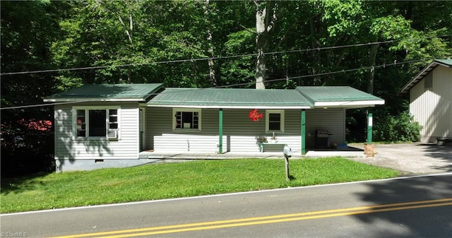 view of front of home with a front lawn and covered porch