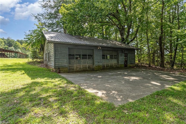 view of outdoor structure with a garage and a yard