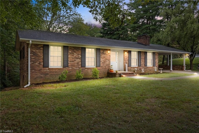 single story home featuring a lawn