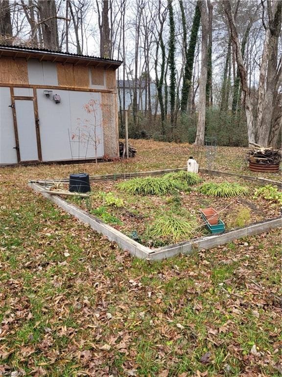 view of yard with a shed