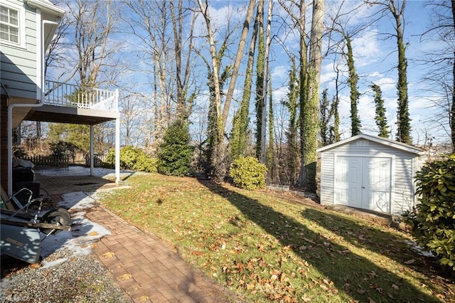 view of yard with a shed