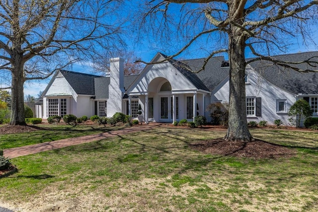 view of front of home featuring a front yard