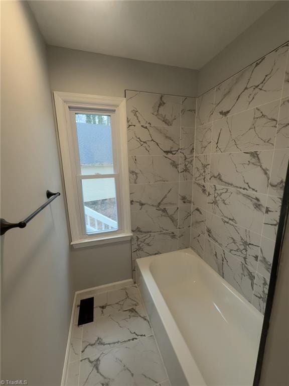 bathroom featuring tiled shower / bath combo