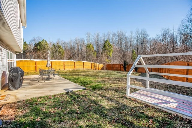 view of yard featuring a patio