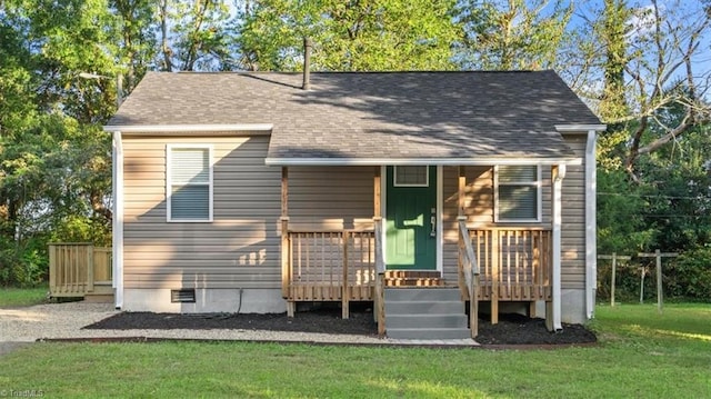 view of front of property featuring a porch and a front yard