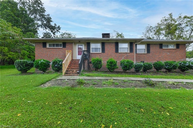 view of front of property featuring a front yard