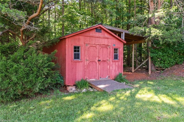 view of outdoor structure with a yard