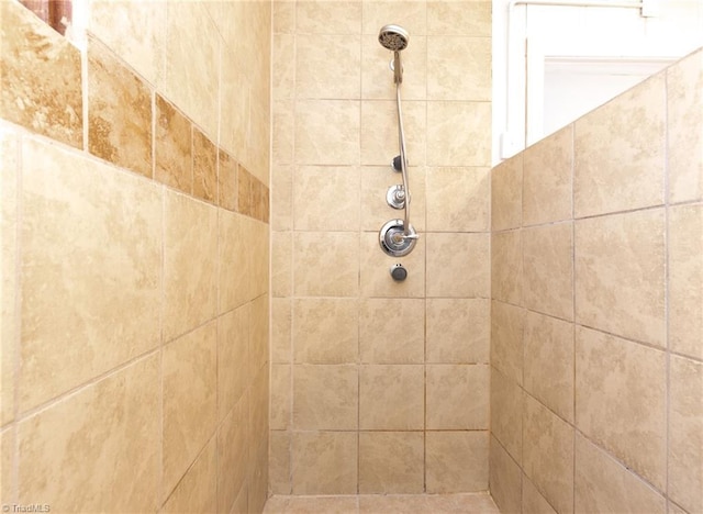 bathroom featuring a tile shower