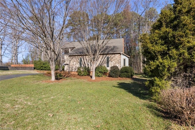 view of front facade featuring a front lawn