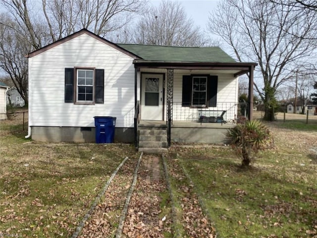 view of front of house with covered porch and a front lawn