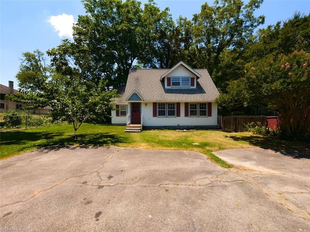 cape cod-style house featuring a front yard