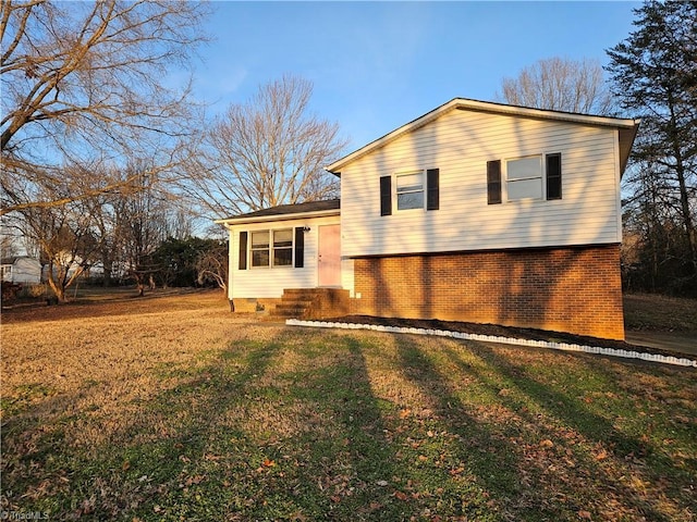 view of front of property with a front lawn