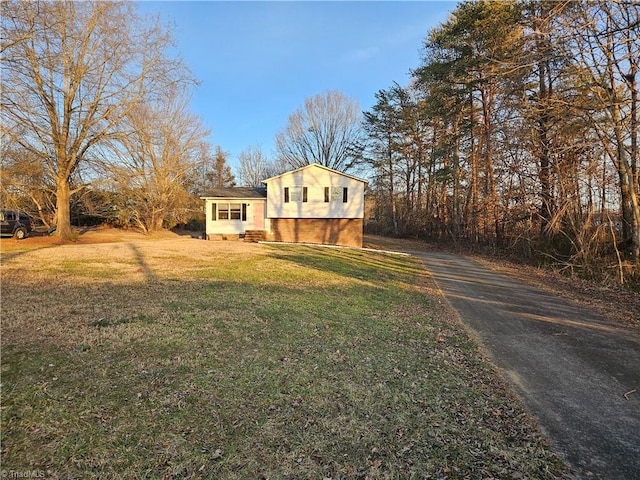 view of front of property with a front lawn