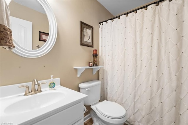 bathroom featuring a shower with curtain, vanity, and toilet