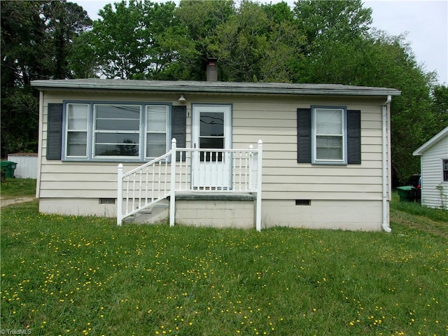 manufactured / mobile home with a front yard