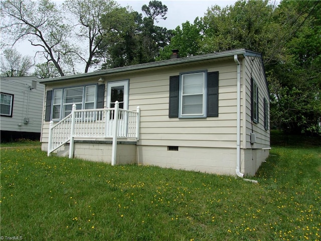 view of front of home featuring a front yard and a deck