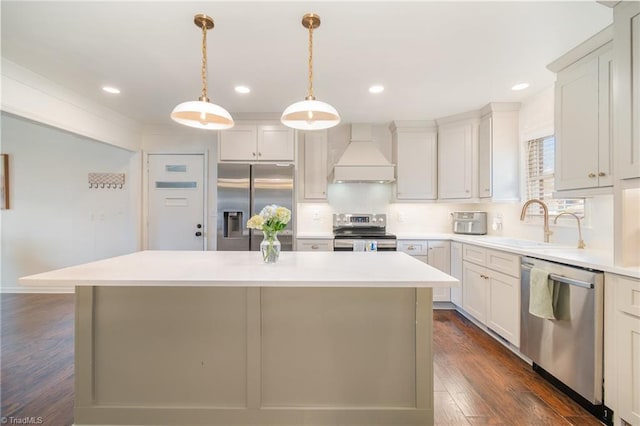 kitchen featuring dark wood-style flooring, custom exhaust hood, stainless steel appliances, a sink, and a kitchen island