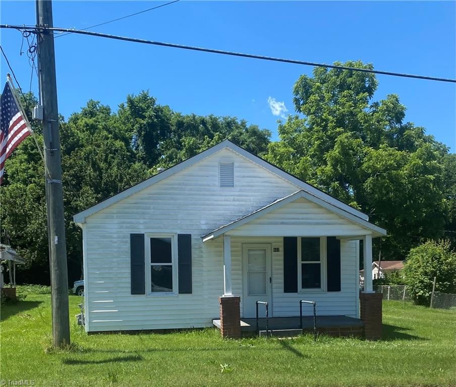 view of front of home with a front lawn