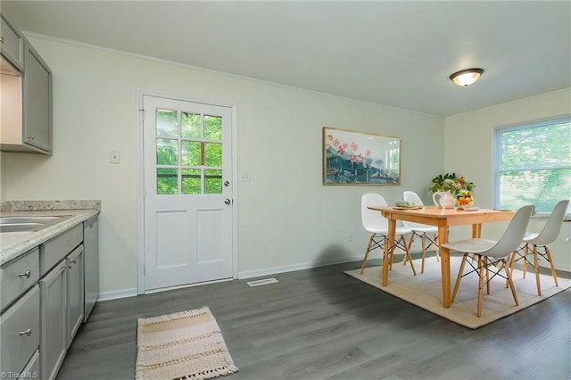dining room with visible vents, dark wood-style flooring, and baseboards