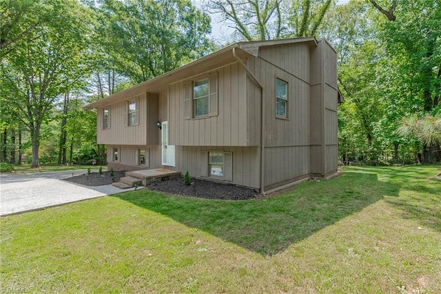 bi-level home featuring a front yard