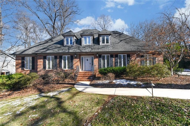 view of front of property featuring a front yard