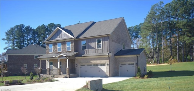 view of front of property featuring a front yard and a garage