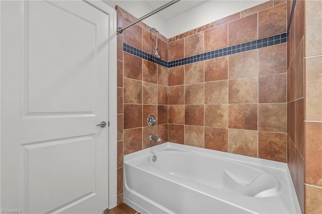 bathroom featuring tiled shower / bath