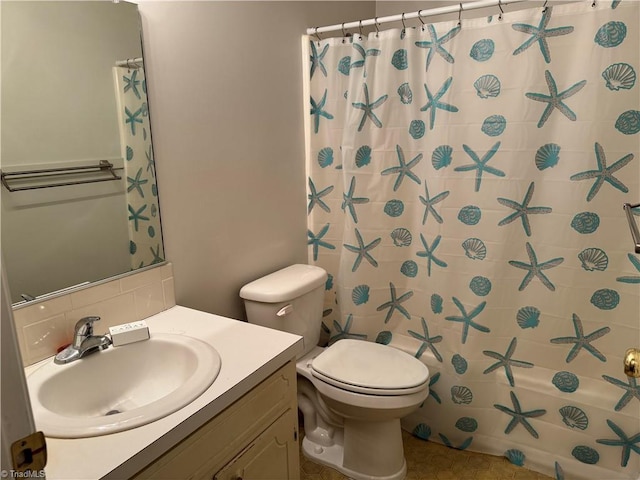 full bathroom featuring decorative backsplash, a shower with shower curtain, toilet, and vanity