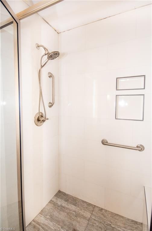 bathroom featuring a tile shower