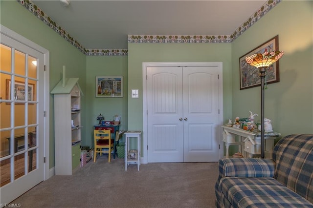 sitting room with carpet floors