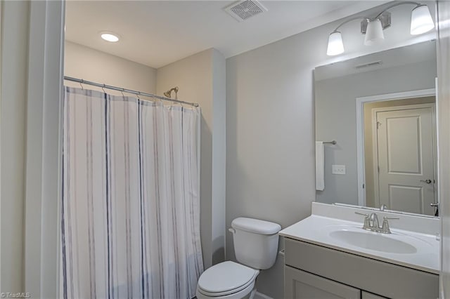 full bathroom with toilet, curtained shower, vanity, and visible vents