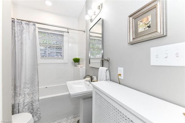 bathroom featuring shower / tub combo with curtain and toilet