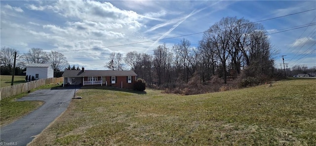 view of front of property featuring a front yard