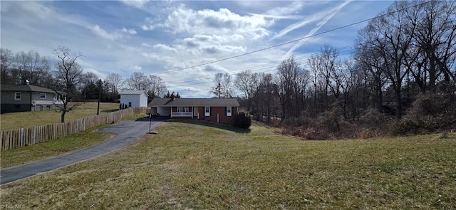 view of front of property featuring a front yard