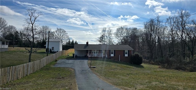 single story home featuring a front yard