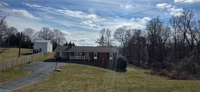 view of front of property featuring a porch and a front lawn