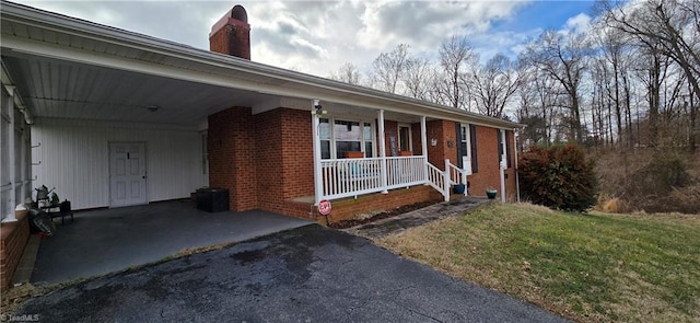 view of front of house featuring a carport, a porch, and a front yard