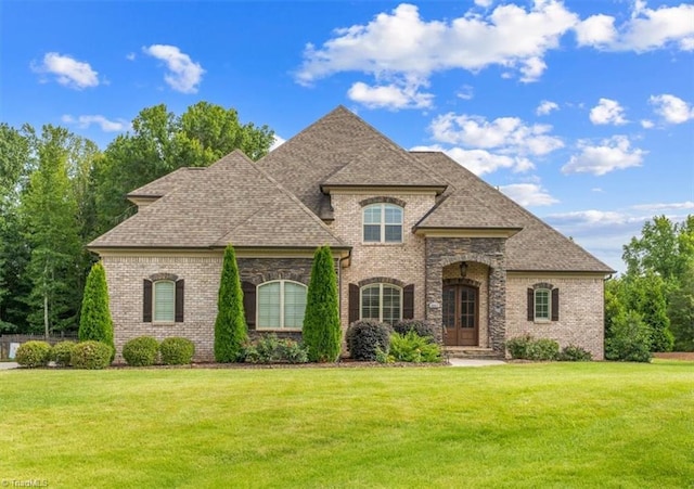 view of front of property featuring a front yard