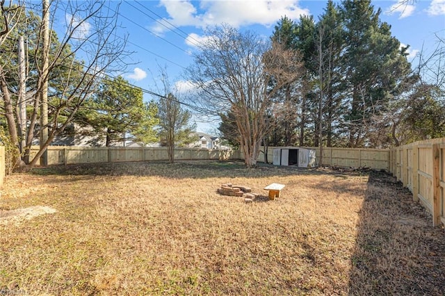 view of yard featuring an outdoor fire pit