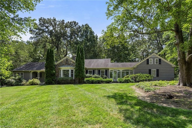 view of front facade with a front lawn