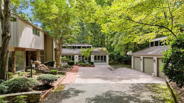 view of property's community featuring a garage