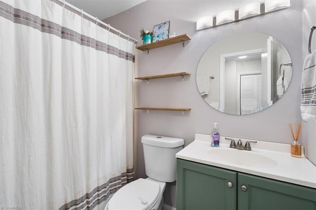 bathroom with toilet, a shower with curtain, and vanity