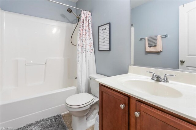 full bathroom featuring shower / bath combo with shower curtain, toilet, and vanity