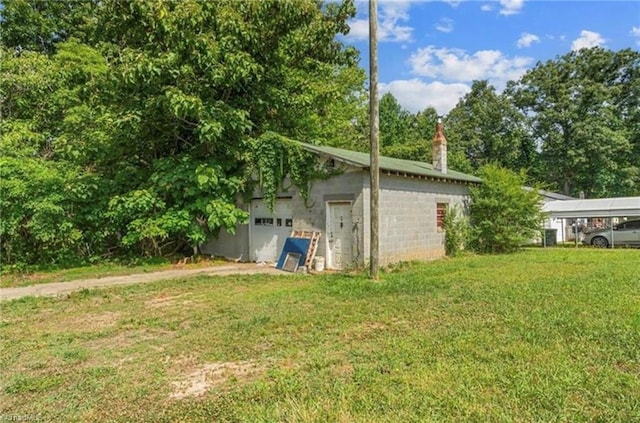 view of yard featuring a carport and a garage