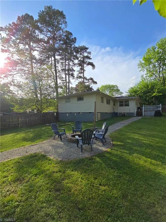 view of yard featuring fence and a fire pit