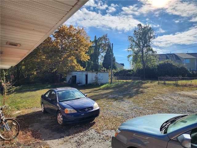 view of yard featuring a shed