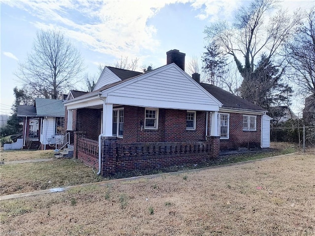 view of front of property featuring a front lawn