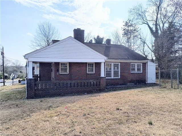 view of front facade with a front yard